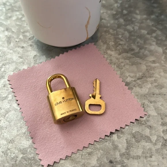 LV Lock & Key 320 - Picture 7 of 8